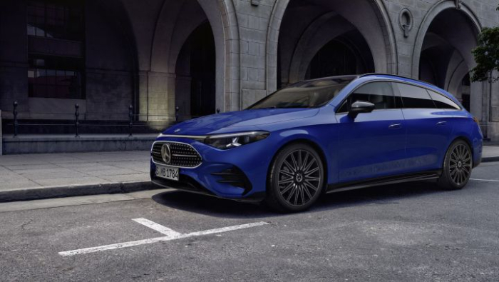 Ein blauer CLA Shooting Brake vor einem Geb�ude