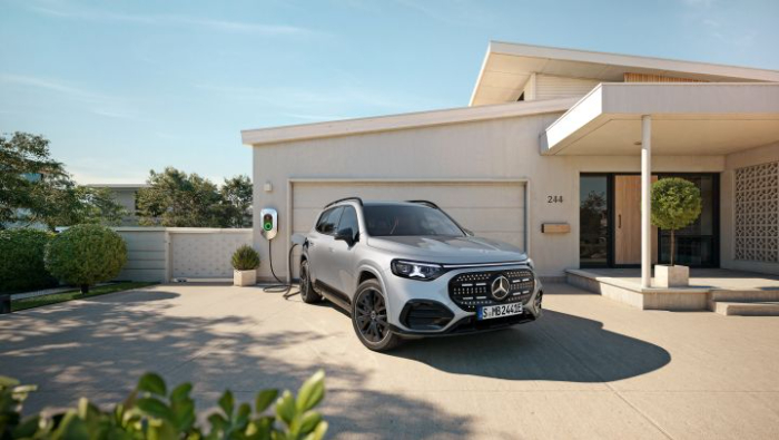 Mercedes ladet vor einem Haus 