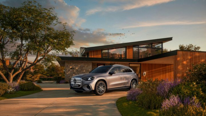 Mercedes vor einem Haus