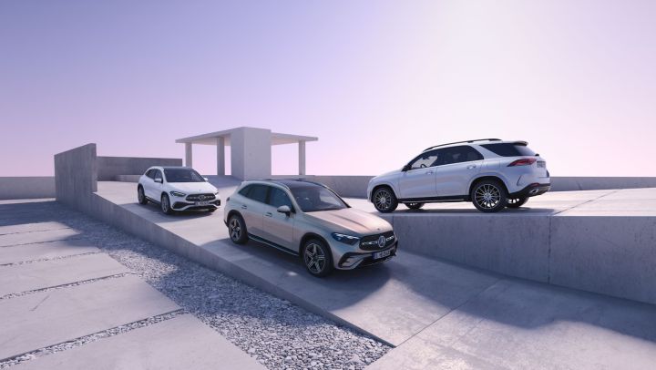 Drei Mercedes SUV fahren Rampen hinunter