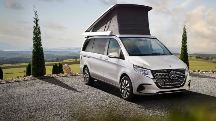 Ein wei�er Marco Polo Horizon mit Schlafdach auf einem Parkplatz im freien