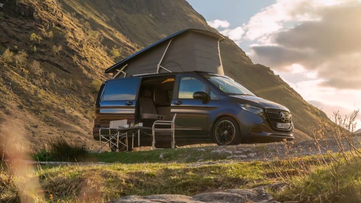 Ein Marco Polo offen und mit einem Schlafdach im Gebirge 