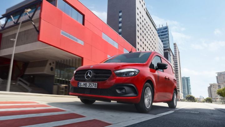 Ein roter Citan Kastenwagen in der Stadt