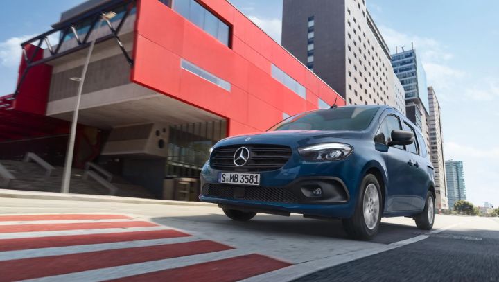 Ein blauer Citan Tourer in der Stadt