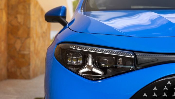 Das Licht von einem blauen Mercedes, in Nahaufnahme 