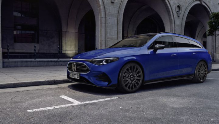 Blauer Mercedes CLA Shooting Brake parkend vor einem Geb�ude
