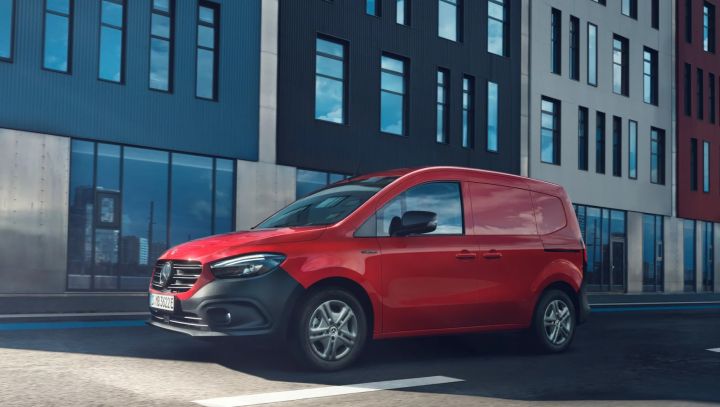 Ein roter eCitan Kastenwagen in der Stadt