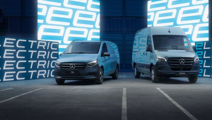 Zwei Mercedes Transporter auf einem Parkplatz mit modernen Hintergrund