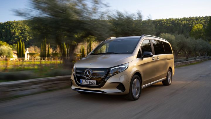 Ein beiger EQV f�hrt entlang einer Waldstra�e