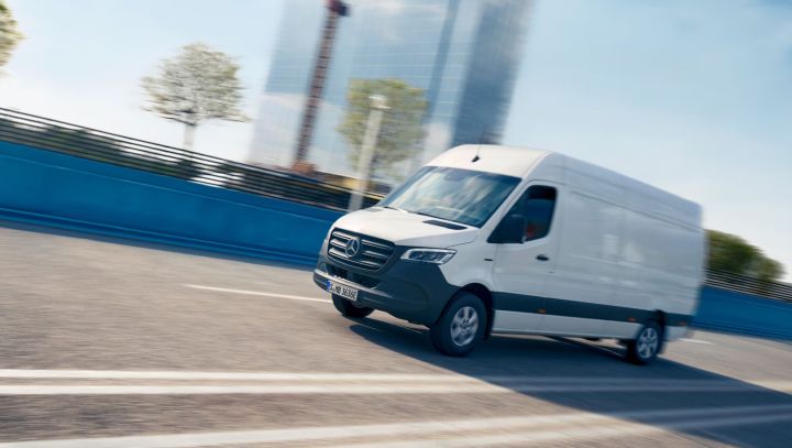 Ein wei�er eSprinter Kastenwagen auf der Stra�e 