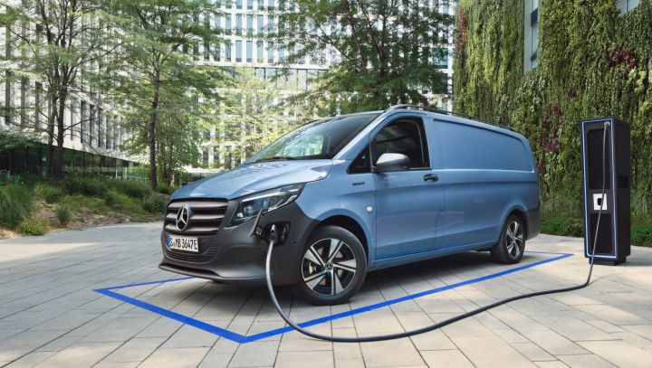 Ein blauer eVito Kastenwagen auf einem Parkplatz ladend