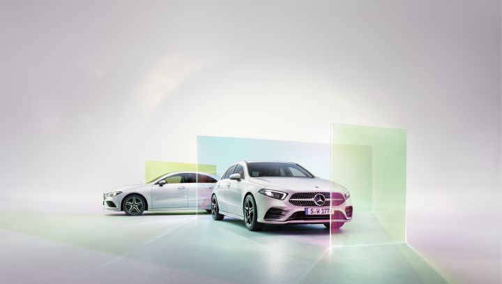 Zwei wei�e Mercedes A-Klassen  vor einem modernen Hintergrund