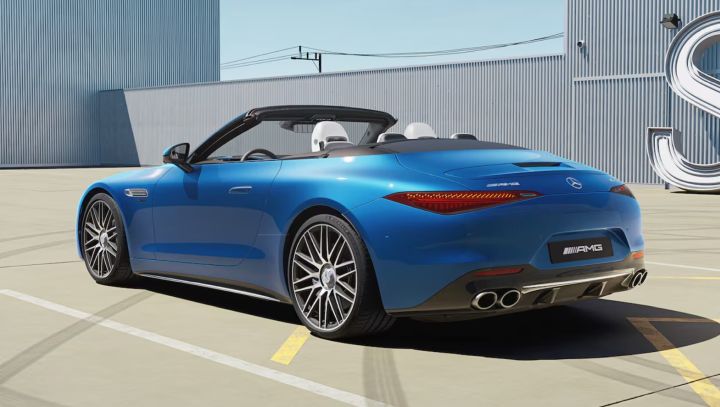 Ein blauer SL Roadster von hinten auf einem Parkplatz