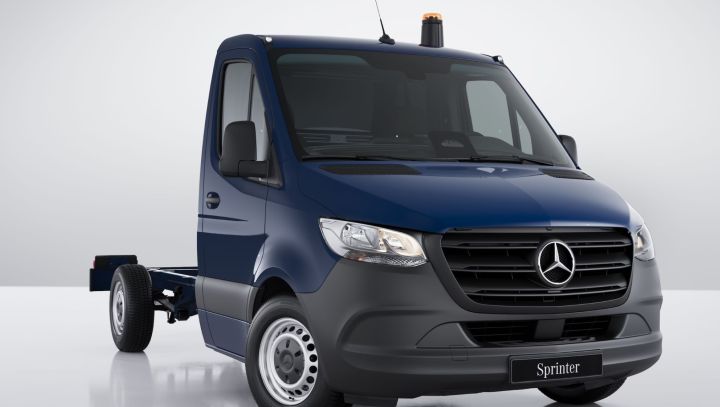 Ein dunkelblaues Sprinter Fahrgestell vor einem wei�en Hintergrund