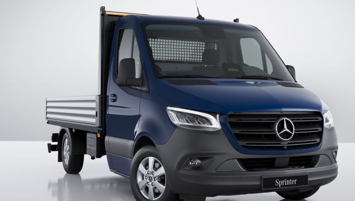 Ein dunkelblauer Sprinter Pritschwagen vor einem wei�en Hintergrund