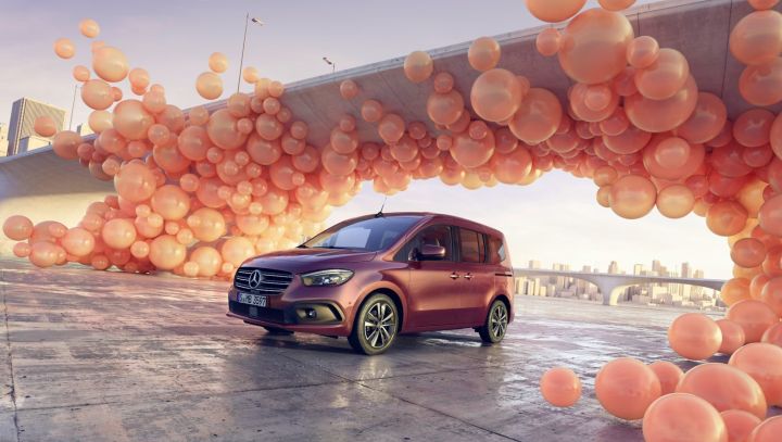 Ein rote T-Klasse umgeben von orangen Luftballons