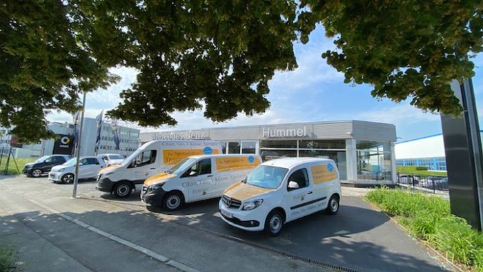 Drei wei�e Mercedes Transporter vor dem Autohaus