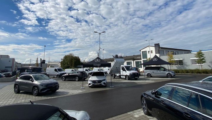 Der Neu- und Gebrauchtwagenplatz der Firma Hummel