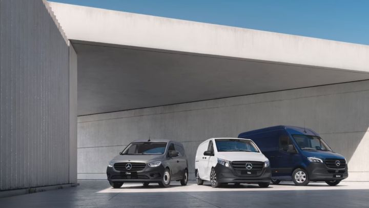 Drei Mercedes Nutzfahrzeuge vor moderner Beton-Architektur