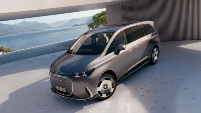 Ein Mercedes vor einem modernen Haus mit Meerblick