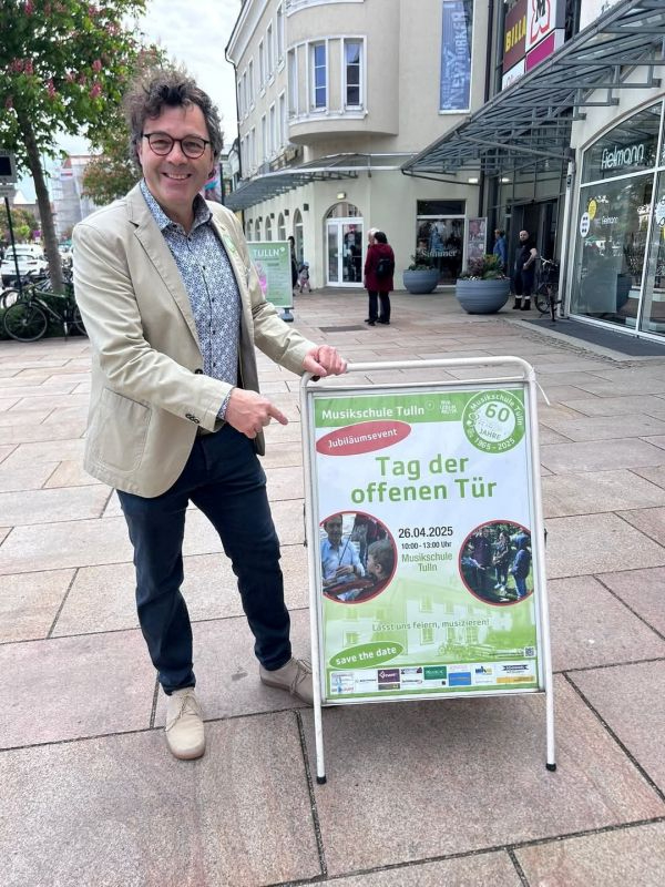 Chef_mit_Plakat.jpg