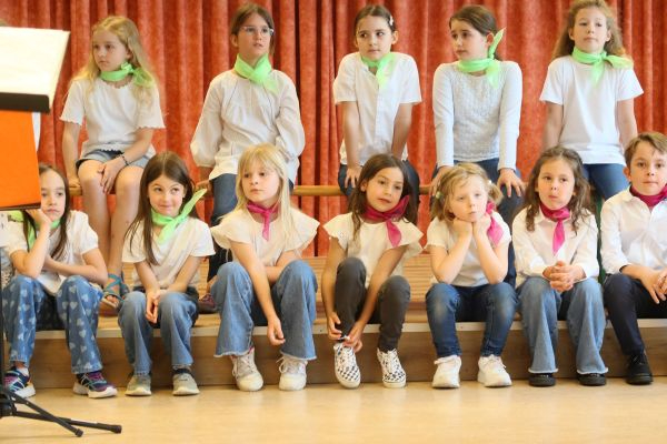 Rosenheim_24_Kinderchor_mit_Schals.jpg