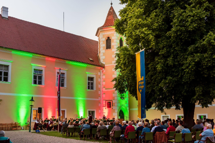 Ankuendigung_Schlosshofkonzert.jpg